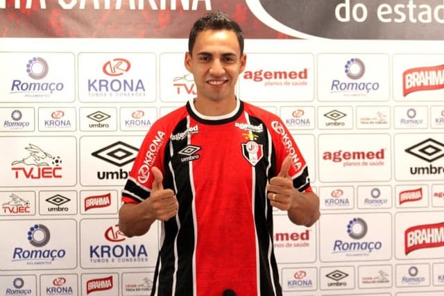 Robertinho foi apresentado no Joinville nesta segunda-feira (Foto: Divulgação / Site Oficial do Joinville)