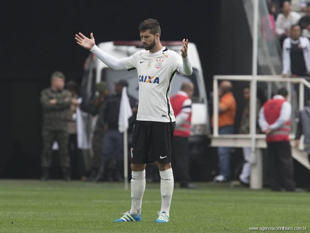 Felipe fazendo oração antes da partida contra a Ponte Preta