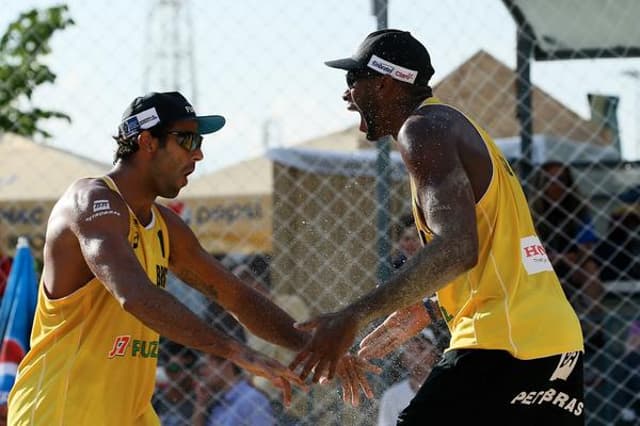 Pedro Solberg e Evandro comemoram ponto na Rússia  (Foto: Divulgação/FIVB)