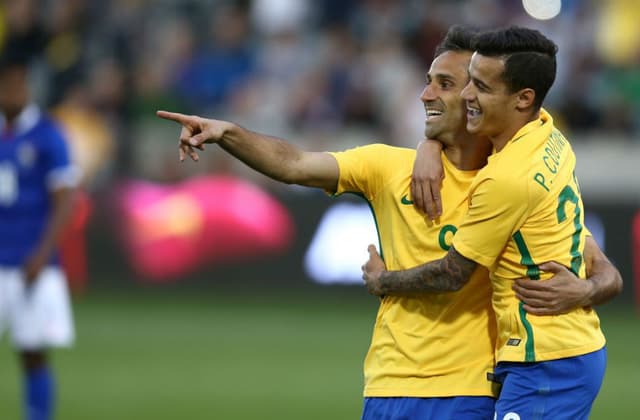 Jonas comemora com Coutinho o primeiro gol do Brasil (Foto: Lucas Figueiredo, MowaPress)