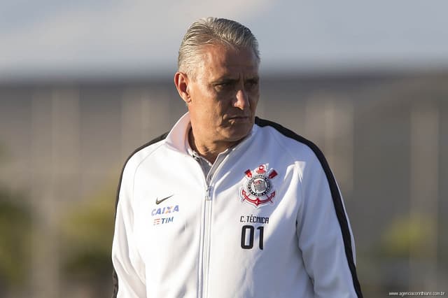 Tite, durante treino do Corinthians nesta terça-feira (Foto: Daniel Augusto Jr)