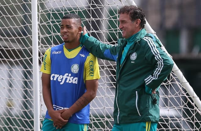 Gabriel Jesus e Cuca conversam durante treino do Palmeiras