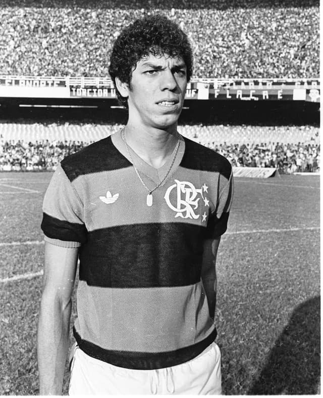 Mozer subiu para profissionais do Flamengo e logo foi campeão brasileiro de 1980 e de Libertadores e Mundial de 1981&nbsp;