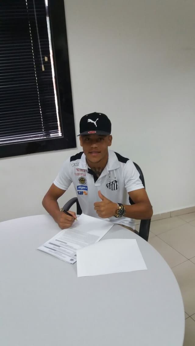 Lateral Ourinho renova contrato com o Santos (Foto: Divulgação)