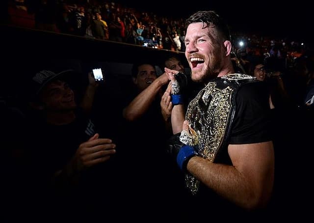 Bisping sai do octógono com o cinturão dos médios