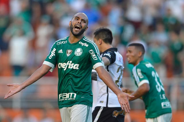 Alecsandro em ação pelo Palmeiras