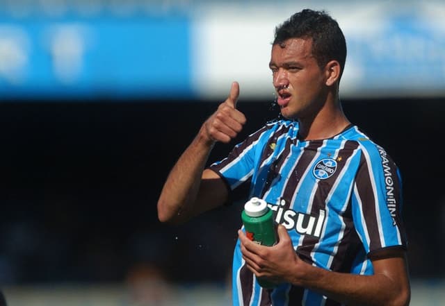 Após iniciar no Paulista e jogar no futebol árabe, Réver chamou atenção por seu futebol no Grêmio