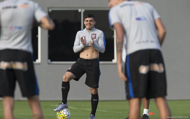 Fagner, durante treino do Corinthians no CT (Foto: Daniel Augusto Jr)