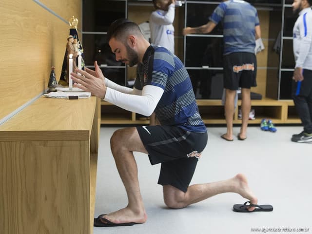 Bruno Henrique, em oração no vestiário do Corinthians (Foto: Daniel Augusto Jr)