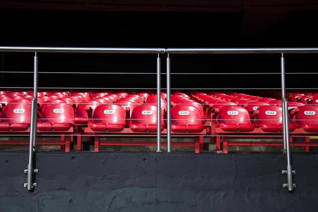 Barras de sustentação foram instaladas para reforçar os guarda-corpos que caíram em jogo contra o Atlético-MG