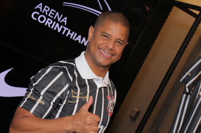 Marcelinho Carioca esteve em loja na Arena neste sábado (Foto: Divulgação)