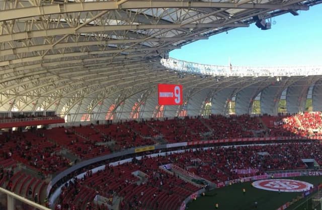 No minuto 9 da vitória do Inter sobre o América-MG, o ídolo Fernandão foi homenageado no Beira-Rio (Foto: Reprodução)