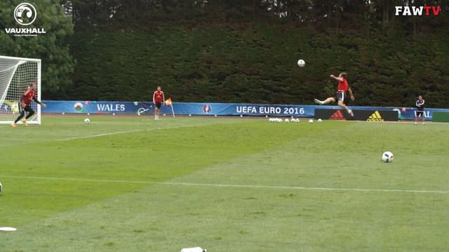 Bale faz golaço de voleio no treino de País de Gales