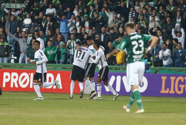 Com gol de Leandro no fim, Coritiba arrancou empate com Palmeiras<br>​