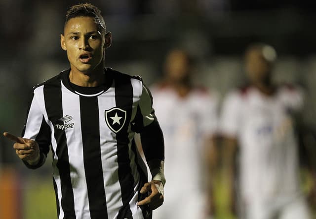 Neilton marcou um dos gols no empate do Botafogo com o Flamengo