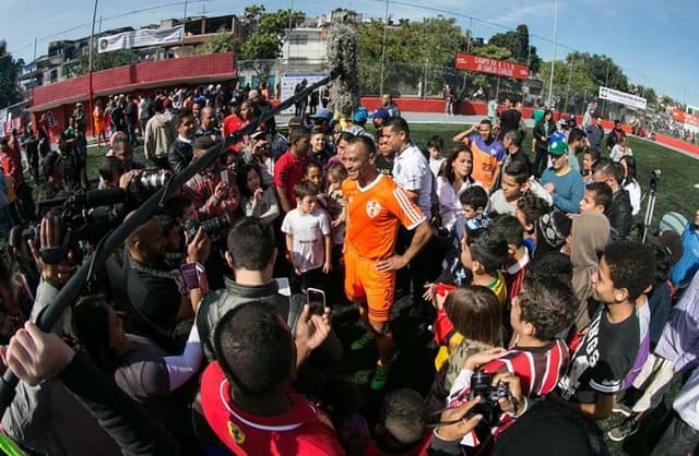 Cafu em meio aos moradores do Jardim Irene, na inauguração do campo pelo projeto 'Viva o Campinho