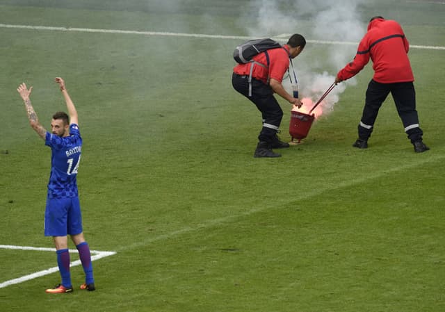 Incidentes com sinalizadores no jogo República Tcheca x Croácia