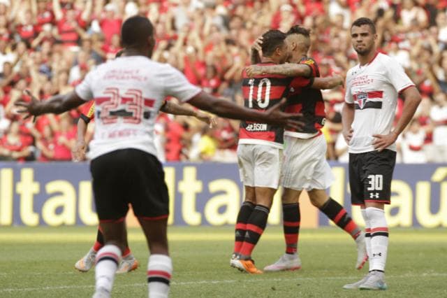 Último encontro: Flamengo 2x1 São Paulo (23/08/2015, pelo Brasileirão)