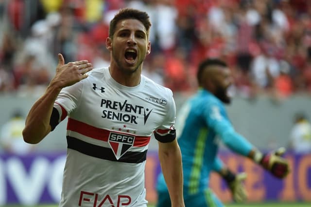 Flamengo 2x2 São Paulo: Calleri festeja gol