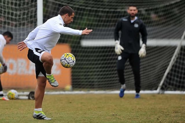 Vecchio será apresentado nesta segunda e pode jogar quarta