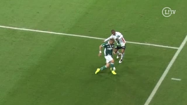 Róger Guedes dá belo drible de calcanhar