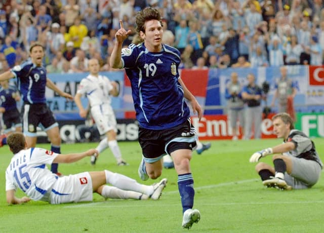 Messi disputa a Copa de 2006, tem um gol anulado contra o México e vê do banco a Argentina cair nas quartas para Alemanha