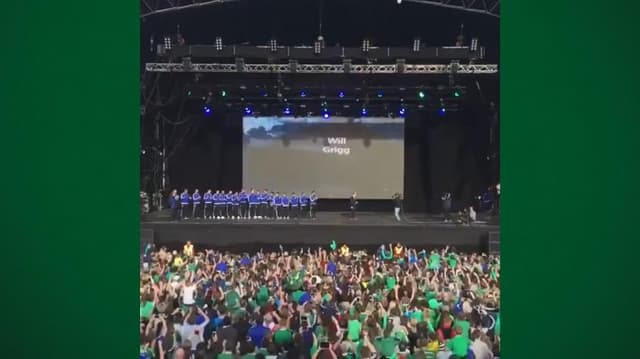 Torcida da Irlanda do Norte recebe a seleção com hit para Will Grigg