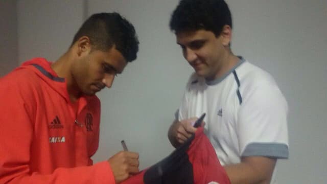 Ederson dá autógrafo a sócio do Flamengo (Gilvan de Souza / Flamengo)