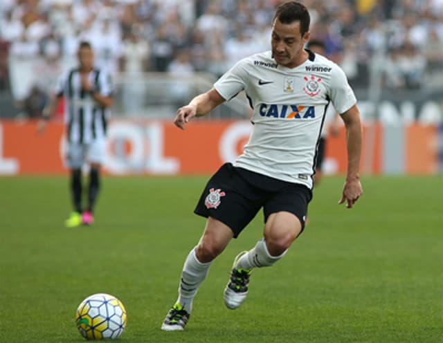 Meia de 28 anos vive bom momento com a camisa do Timão