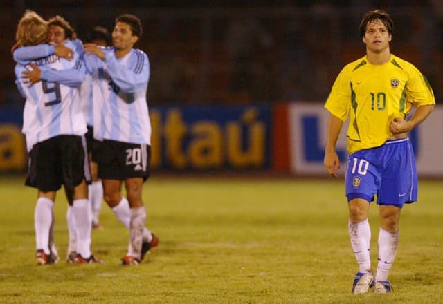 Em 2004, o Brasil, dos jovens craques Diego e Robinho, não conseguiu se classificar para os Jogos Olímpicos de 2004