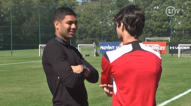 Casemiro conversa com Rodrigo Caio no CT do São Paulo