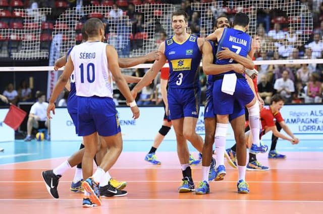 William comemora com Wallace (Foto: Divulgação/FIVB)