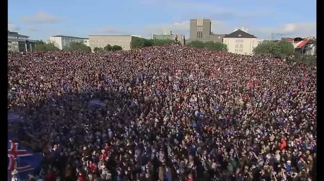 Torcida da Islândia recebe jogadores com festa