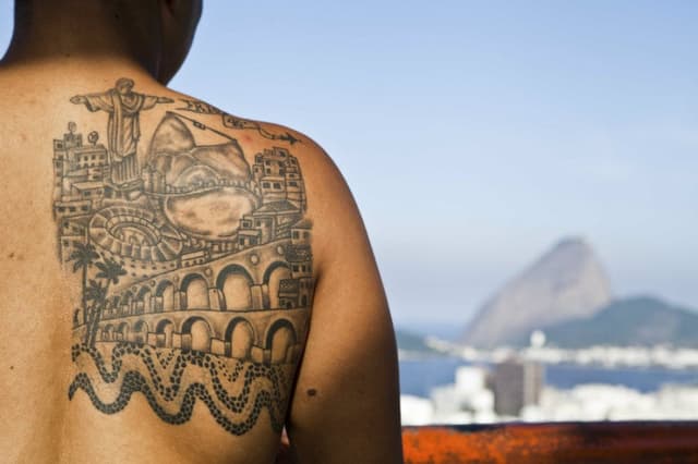 Tatuagem com diversos pontos turísticos do Rio. Entre eles, o Maracanã