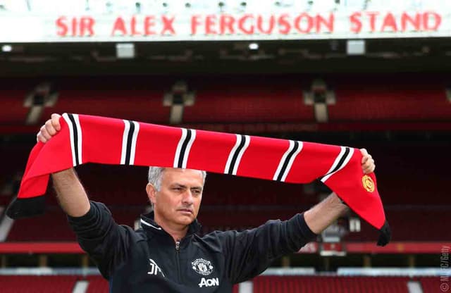 Imagens de Mourinho na apresentação no Manchester United