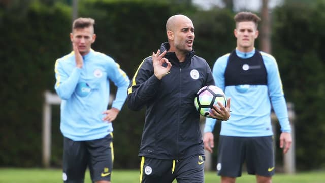 Pep orienta atletas em seu primeiro treino