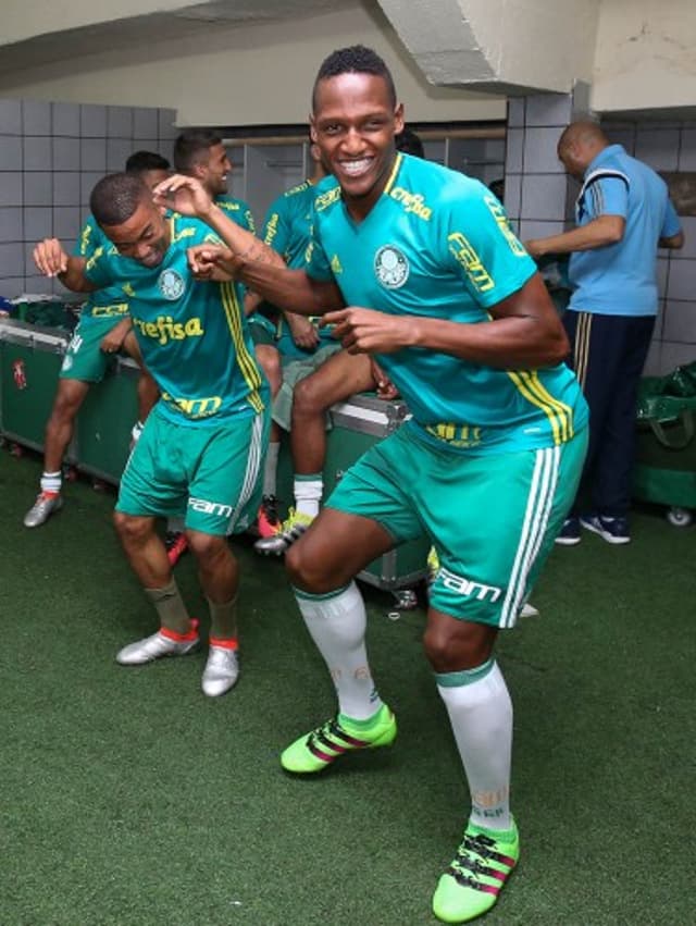 Mina dança com Gabriel Jesus no vestiário