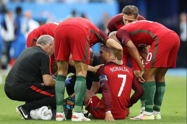 Cristiano Ronaldo deixa campo lesionado