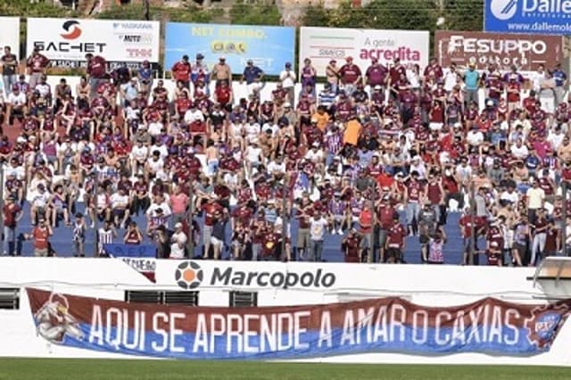 Torcida do Caxias incentiva o time