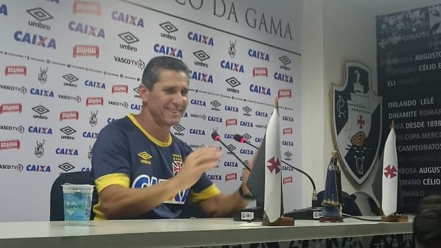 Jorginho durante entrevista coletiva no Vasco nesta terça-feira (Foto: David Nascimento/LANCE!Press)