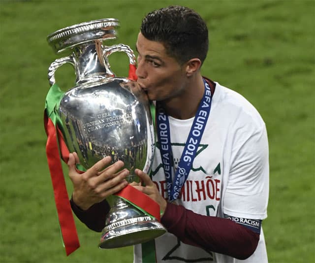 cristiano ronaldo com troféu da euro