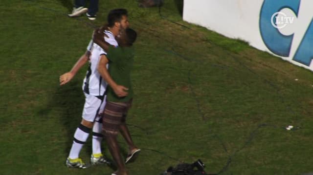 Luan comemora gol com torcedor