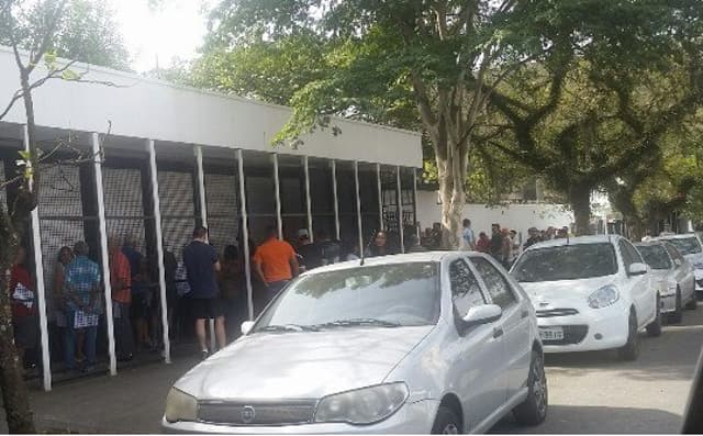 Torcedores corintianos na fila do Parque São Jorge (Foto: Rodrigo Vessoni)