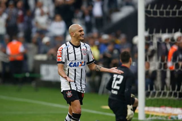 Fábio Santos fez o 1º - Corinthians 3x2 São Paulo - 21/9/14