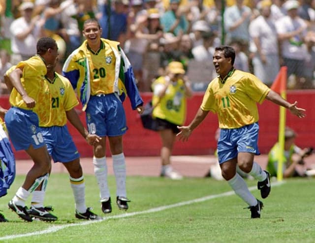 Romário comemora ao marcar o primeiro gol do Brasil na Copa, na vitória de 2 a 0 sobre a Rússia