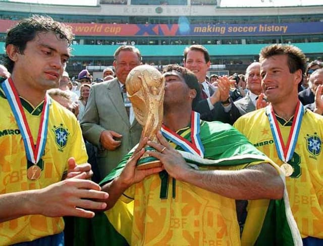 Principal destaque do tetra e melhor jogador da Copa-94, Romário beija a taça após a conquista