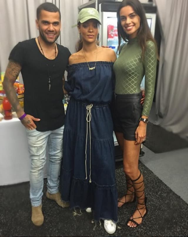 Dani Alves e sua noiva tietando Rihanna