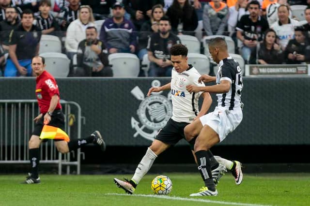 Corinthians só ficou no empate com Figueirense e perdeu chance de ser líder