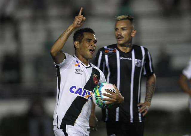 Éderson estreia com belo gol, e Vasco vence o Bragantino