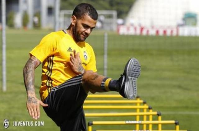 Imagens do primeiro treino de Daniel Alves na Juventus